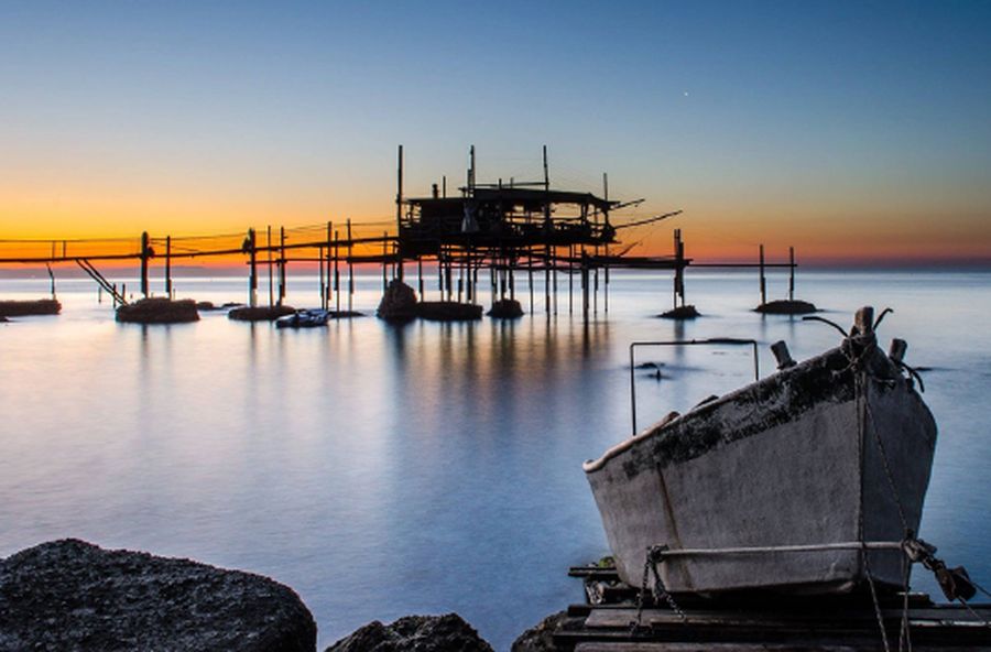 Un trabocco sulla costa abruzzese al tramonto